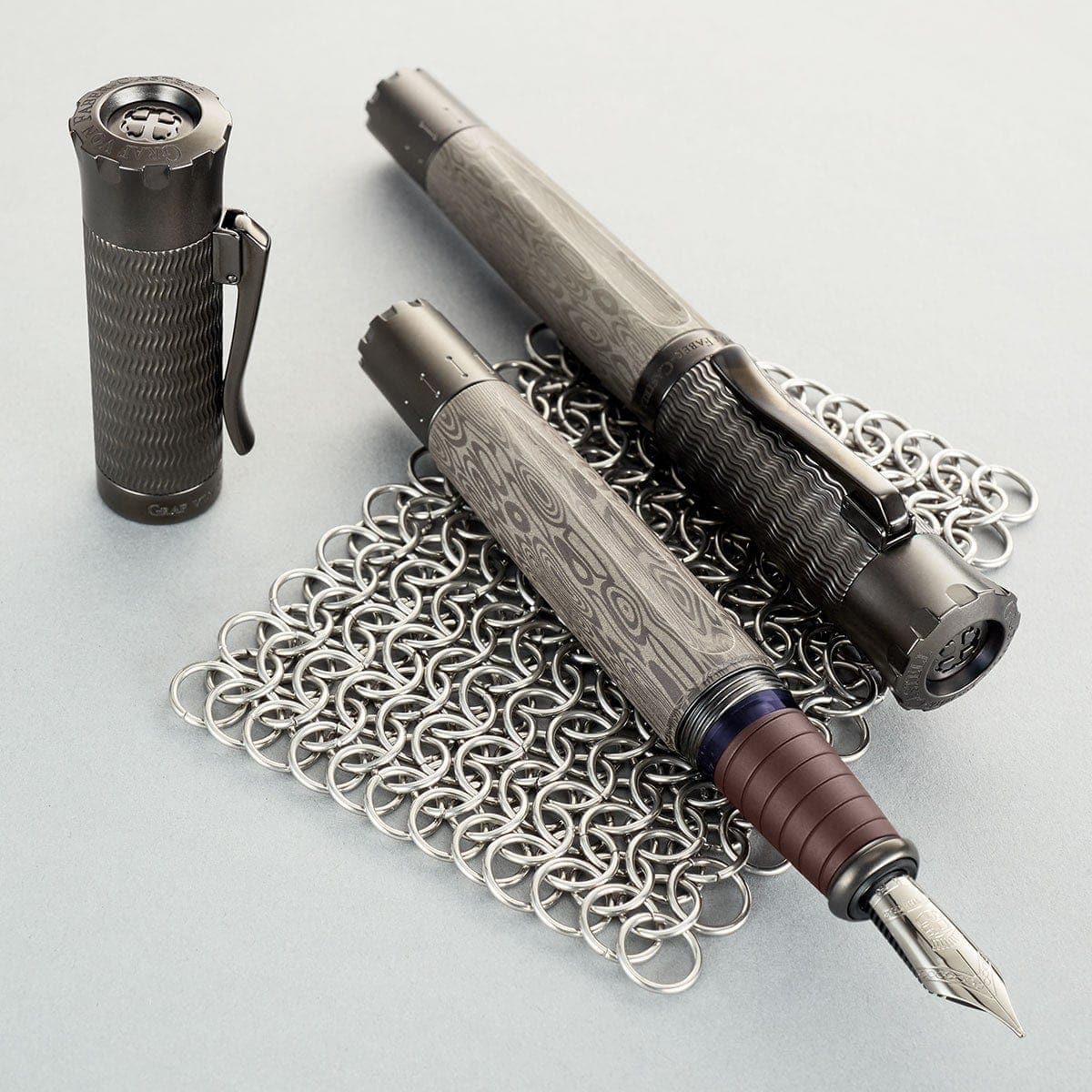 Graf von Faber-Castell, penna stilografica, Pen of the Year 2021 - Knights, 18Kt, grigio scuro