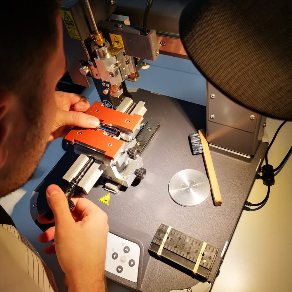 SO GRAVIERT MAN HEUTE: MIT LASER UND DIAMANT