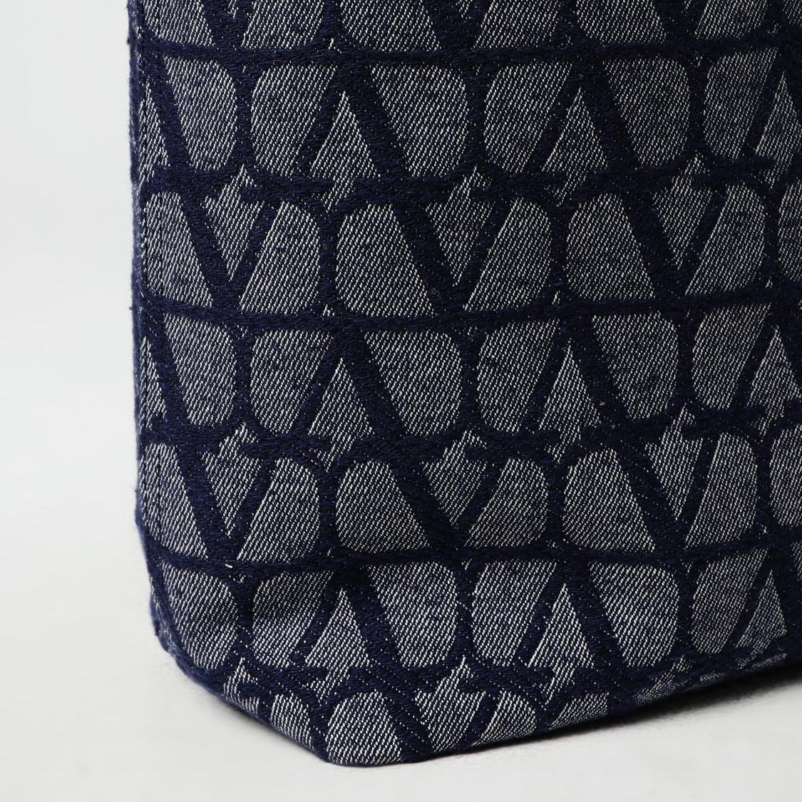 Valentino Garavani, borsa, blu jeans